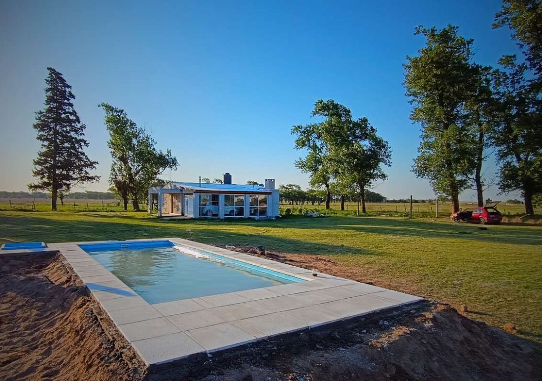 La misma obra terminada, con la piscina llena